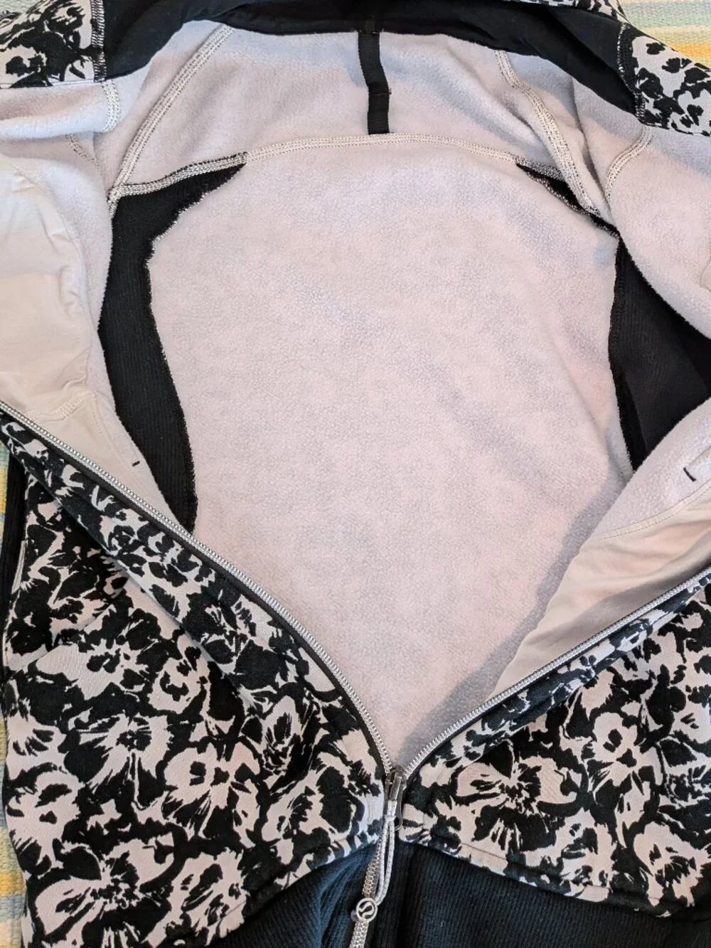 ⭐ Lululemon Scuba Hoodie III - Fleur Sombre - Black & White - Size 4